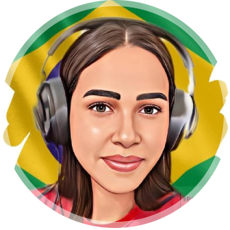 Foto de Giselle com a mão esquerda no queixo, usando um headphone e camisa preta, cabelo curto castanho escuro e ondulado, com fundo branco.